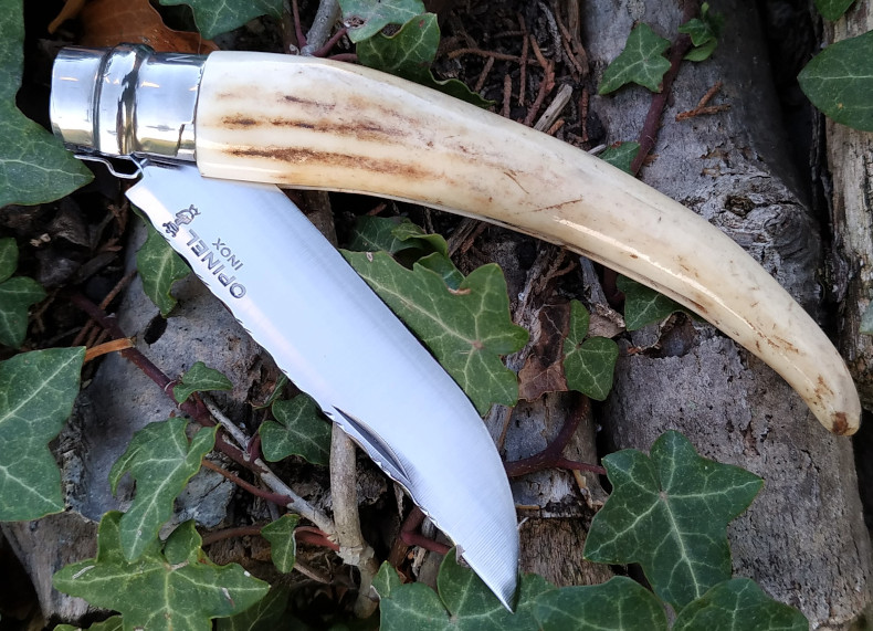 Opinel custom N°9 en bois de cerf poli.